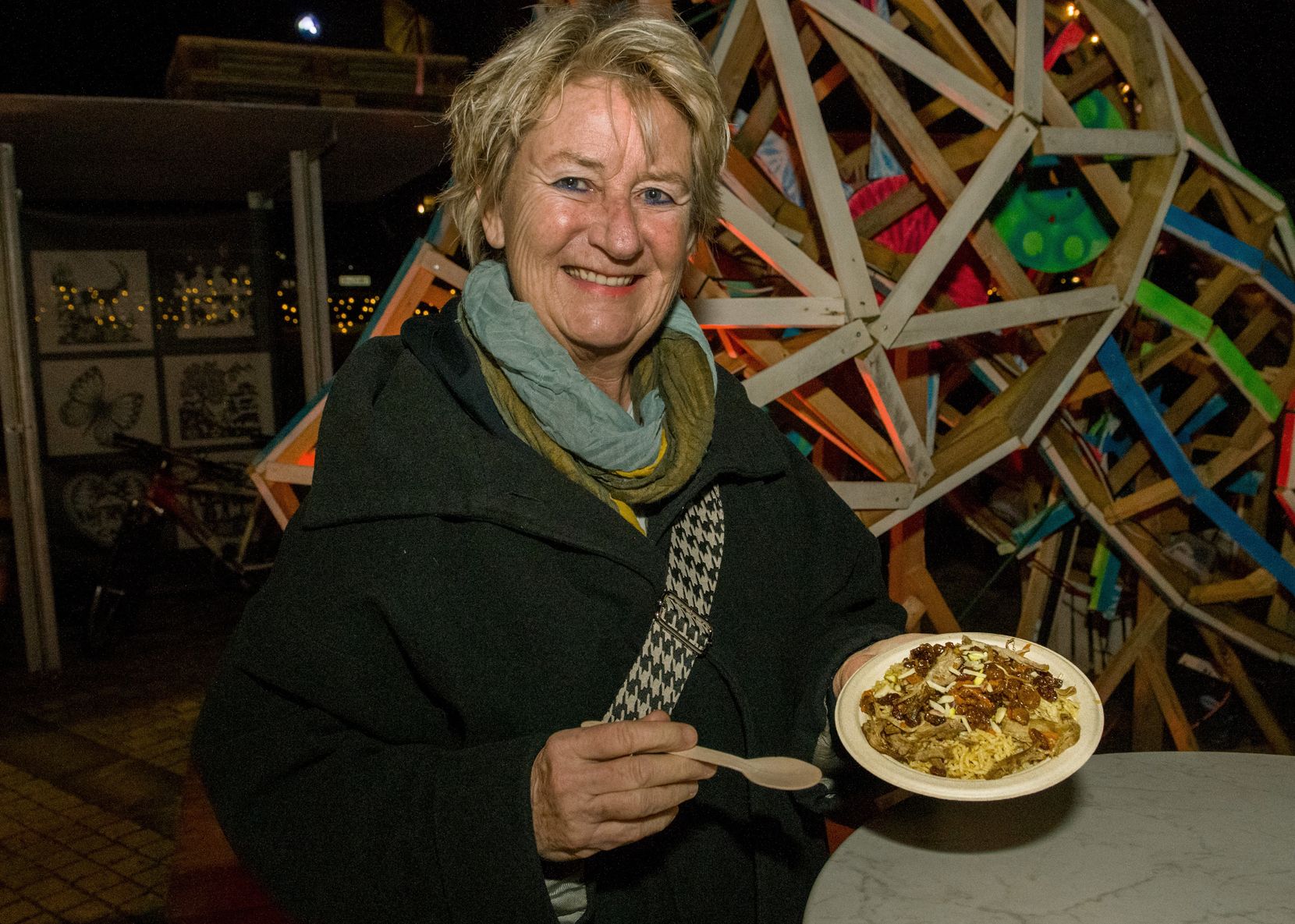 Menschen in winterlicher Kleidung beim Essen. 